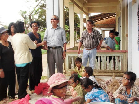 Cụ ông mù đi khắp nơi chữa bệnh miễn phí